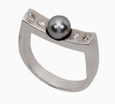 серебряное кольцо с жемчугом  59081470